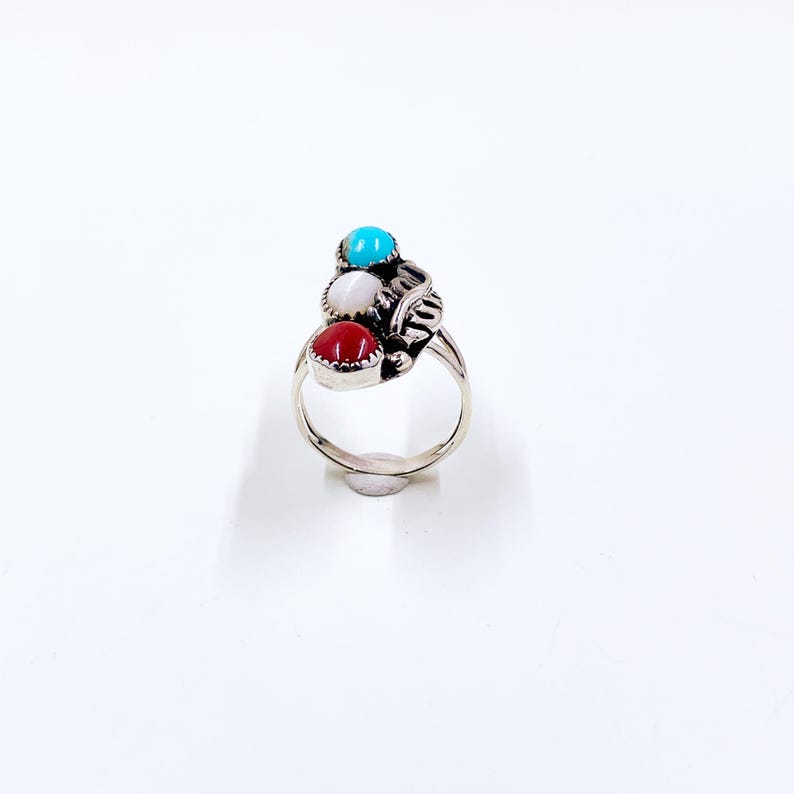 Vintage Sterling Southwest Leaf Three Stone Ring, Turquoise Coral and Mother of Pearl Ring, Size 6 Ring